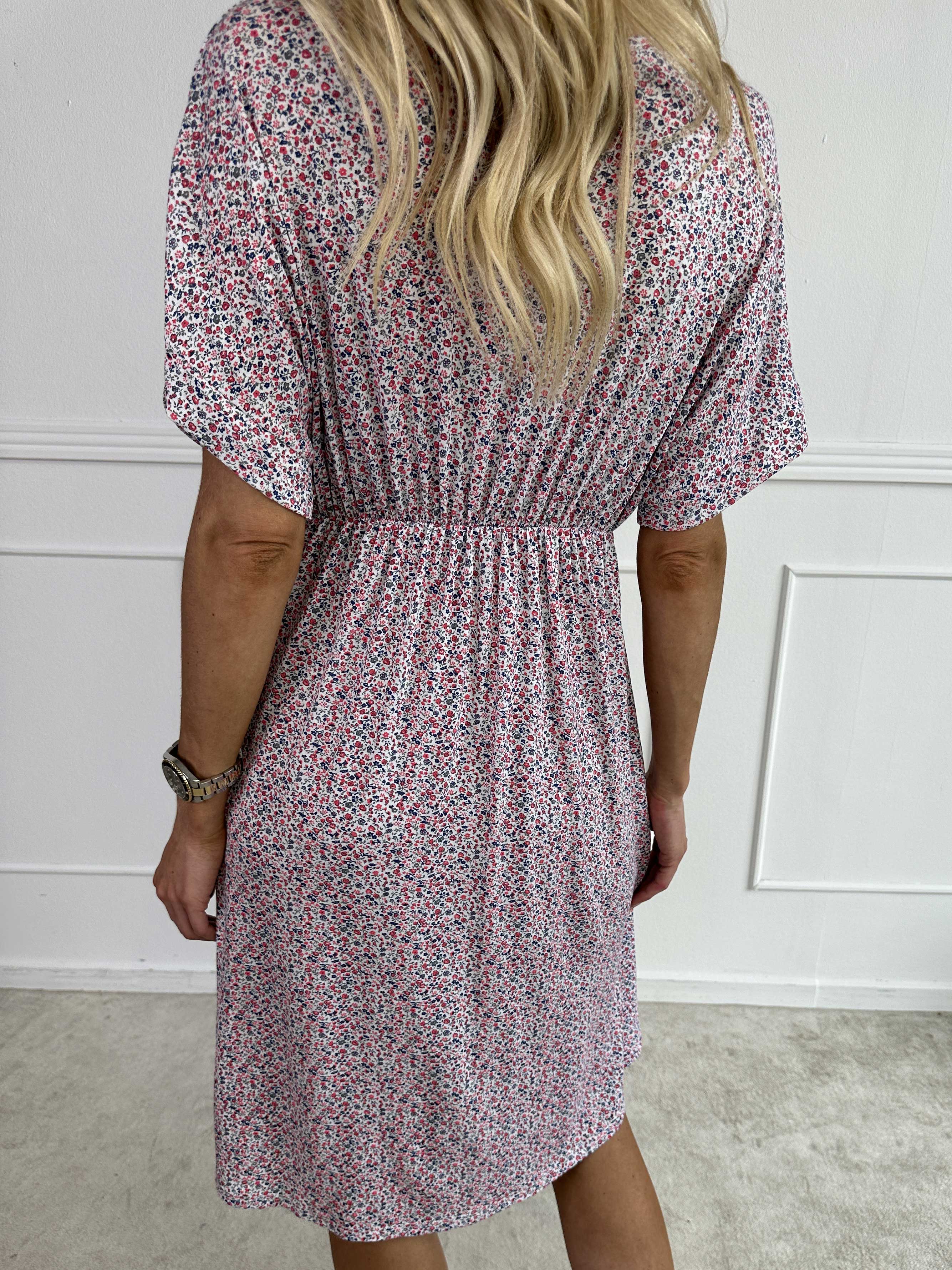 Maryam - Sød kjole i blød viskose med blomsterprint